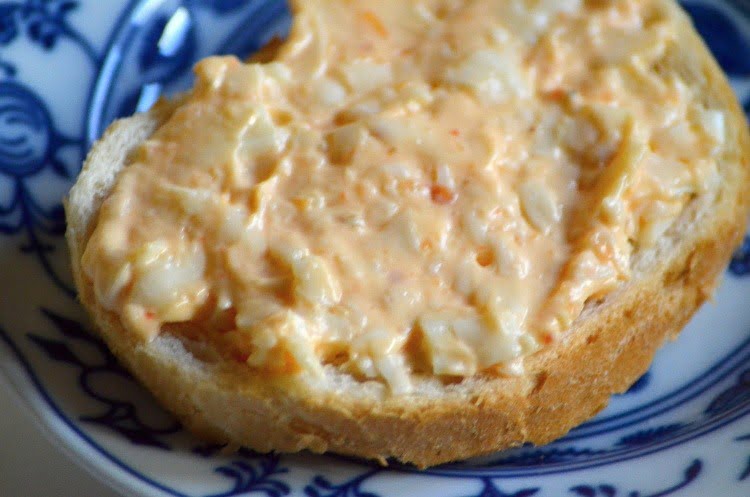Česneková pomazánka se sýrem na chlebíčky