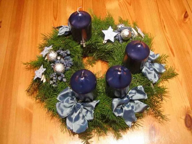 Adventní věnec modré svíčky a studené ozdoby